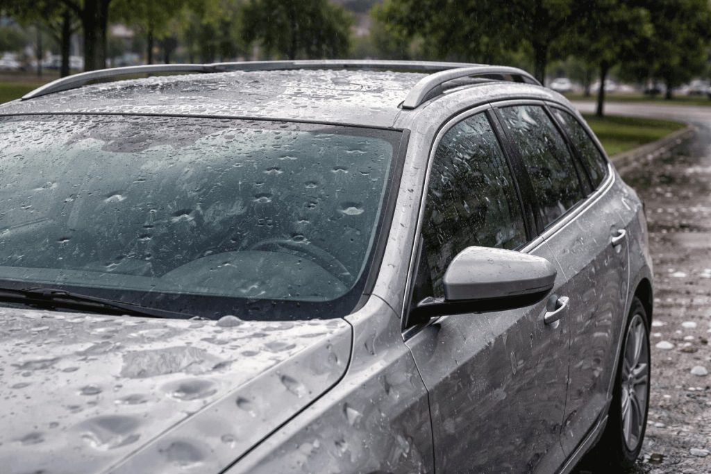 Veicolo la cui carrozzeria mostra i segni dei danni auto da grandine.