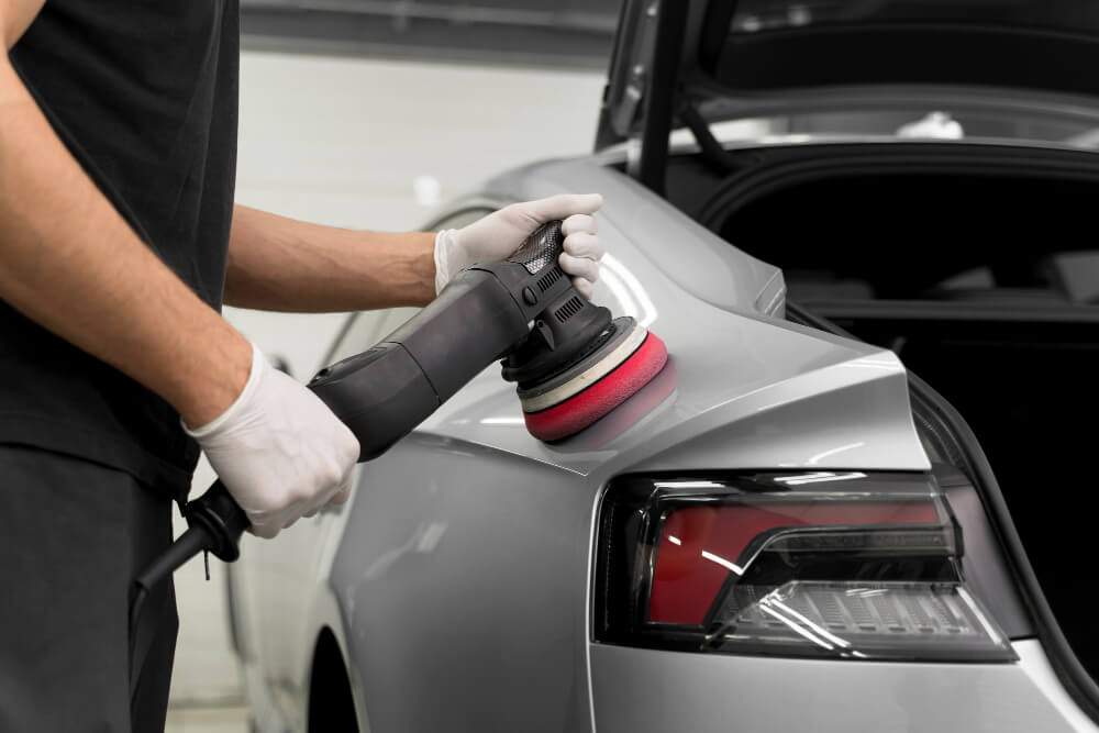 Lucidatura professionale della carrozzeria auto con lucidatrice orbitale: pasta abrasiva e polish auto, differenze e uso per rimuovere graffi e imperfezioni dalla vernice.
