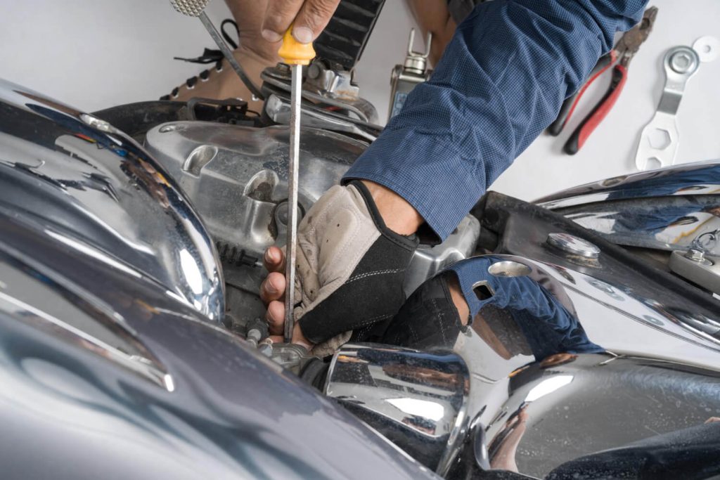 Meccanico al lavoro simbolo della riparazione auto carrozzeria convenzionata