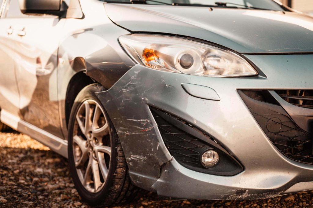 Auto con paraurti danneggiato in primo piano